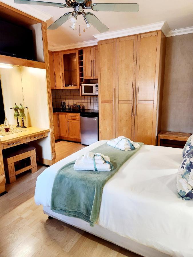 The Wooden Leg Guesthouse Kleinmond Exterior photo