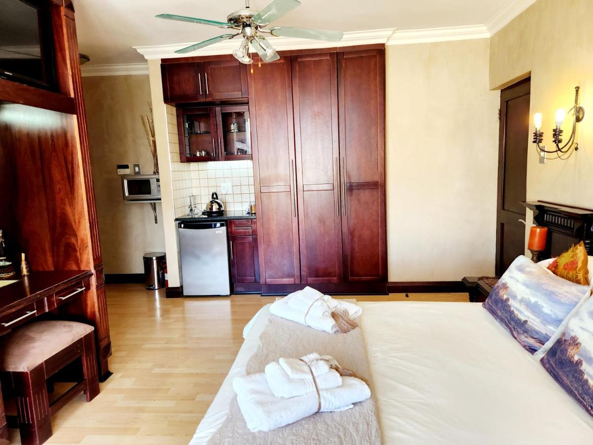 The Wooden Leg Guesthouse Kleinmond Exterior photo